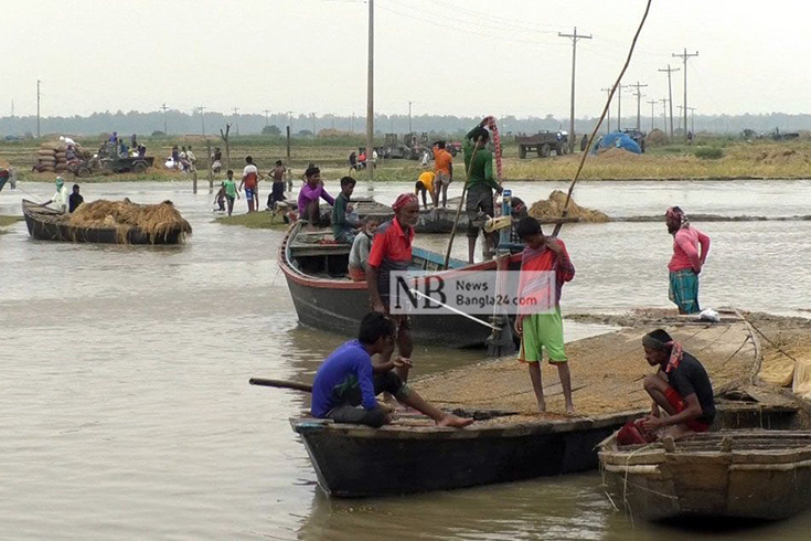 চাঁপাইনবাবগঞ্জের পুনর্ভবা নদীর পানি বেড়ে গোমস্তাপুরে প্রায় আড়াই হাজার বিঘা জমির পাকা ধান তলিয়ে গেছে। এমন বিপর্যয়ে দিশেহারা হয়ে পড়েছেন কৃষকরা। ছবি: আব্দুর রব নাহিদ/নিউজবাংলা