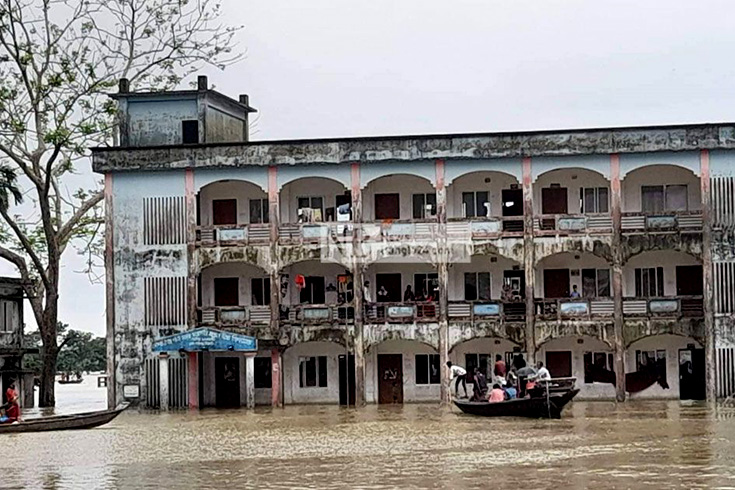 মহামারি করোনার কারণে দীর্ঘদিন বন্ধ ছিল শিক্ষাপ্রতিষ্ঠান। কিছুদিন ক্লাস হওয়ার পরই শুরু হয় ঈদের ছুটি। ছুটি শেষে শিক্ষাপ্রতিষ্ঠান খুলতেই সিলেটে বন্যার কারণে পাঠদান ফের ব্যাহত হচ্ছে। সিলেটের অন্তত সাড়ে ৫০০ শিক্ষাপ্রতিষ্ঠান বন্যার পানিতে প্লাবিত হয়েছে। এ ছাড়া ২০০ মতো শিক্ষাপ্রতিষ্ঠান খোলা হয়েছে আশ্রয়কেন্দ্রে। ফলে জেলার অন্তত সাড়ে ৭০০ শিক্ষাপ্রতিষ্ঠানের পাঠদান কার্যক্রম বন্ধ রয়েছে। ছবি: দেবাশীষ দেবু/নিউজবাংলা