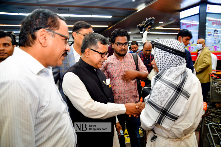 বিমানবন্দরে ইমিগ্রেশনে জিজ্ঞাসাবাদের নামে যাত্রী হয়রানি না করতে সংশ্লিষ্টদের নির্দেশনা দিয়েছেন বেসামরিক বিমান পরিবহন ও পর্যটন প্রতিমন্ত্রী মো. মাহবুব আলী। ঢাকার হজরত শাহজালাল আন্তর্জাতিক বিমানবন্দর পরিদর্শন শেষে সোমবার দুপুরে বিমান প্রতিমন্ত্রী এ নির্দেশনা দেন। ছবি: পিয়াস বিস্বাস/নিউজবাংলা