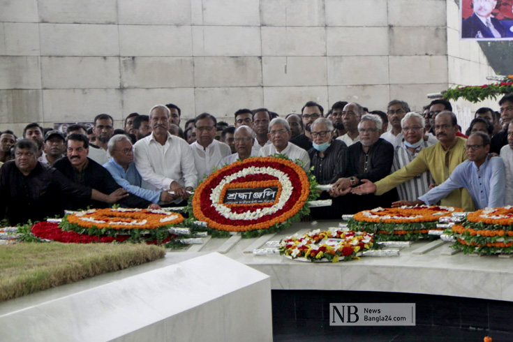 বিএনপির প্রতিষ্ঠাতা জিয়াউর রহমানের ৪১তম মৃত্যুবার্ষিকী উপলক্ষে চন্দ্রিমা উদ্যানে তার মাজারে ফুল দিয়ে শ্রদ্ধা জানান বিএনপির মহাসচিবসহ দলের স্থায়ী কমিটির সদস্যরা। ছবি: নিউজবাংলা