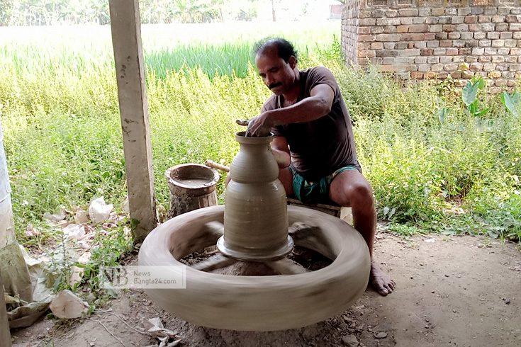 বিলুপ্তির পথে সাতক্ষীরার শত বছরের ঐতিহ্য মাটির তৈরি মৃৎশিল্প। একটা সময়ে গ্রামবাংলার প্রতি ঘরের রান্না, খাওয়া-দাওয়া থেকে শুরু করে অতিথি আপ্যায়নসহ প্রায় সব কাজেই মাটির তৈরি পাত্র ব্যবহার করা হলেও এখন তা নেই বললেই চলে। ছবি: আসাদুজ্জামান/নিউজবাংলা