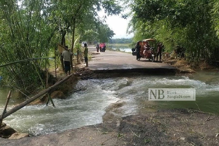 বন্যায় সিলেটে সড়ক যোগাযোগব্যবস্থার ব্যাপক ক্ষয়ক্ষতি হয়েছে। ছবি: নিউজবাংলা