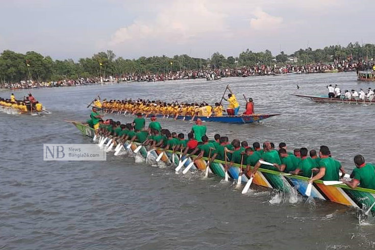 আবহমান বাঙালি জাতির ঐতিহ্য ও শতবর্ষের প্রাচীন সংস্কৃতির অন্যতম অনুষঙ্গ নৌকা বাইচ। নদীমাতৃক এ দেশের গ্রামীণ লোক সংস্কৃতির সেই ঐতিহ্যকে বুকে ধারণ করে দেশের বিভিন্ন নদ-নদী ও বিল-বাঁওড়ে আয়োজন করা হয় নৌকা বাইচের। এরই ধারাবাহিকতায় বাসাইলের দিগন্ত বিস্তৃত দৃষ্টিনন্দন বাসুলিয়ায় উৎসবমুখর পরিবেশে শুক্রবার বিকেলে অনুষ্ঠিত হলো ঐতিহ্যবাহী নৌকা বাইচ। ছবি: শামীম আল মামুন/টাঙ্গাইল