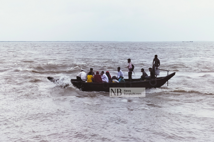 বর্ষার মৌসুমে ঝুঁকি নিয়ে পদ্মা-মেঘনা পাড়ি দিচ্ছেন হাজারো যাত্রী। চাঁদপুর সদর উপজেলার রাজরাজেশ্বরসহ বেশ কিছু চরাঞ্চলের মানুষ ট্রলার ও ইঞ্জিনচালিত নৌকায় করে নদী পাড়ি দেন। ছবি: তালহা জুবায়ের/নিউজবাংলা