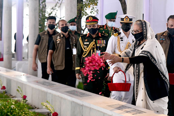 জাতির পিতা বঙ্গবন্ধু শেখ মুজিবুর রহমানের ৪৭তম শাহাদাতবার্ষিকী ও জাতীয় শোক দিবসে প্রধানমন্ত্রী শেখ হাসিনা বনানী কবরস্থানে বঙ্গবন্ধুর পরিবারের সদস্যরা অন্যান্য শহীদের কবরে ফুলের পাপড়ি ছিটিয়ে শ্রদ্ধা নিবেদন করেন। ছবি: পিআইডি