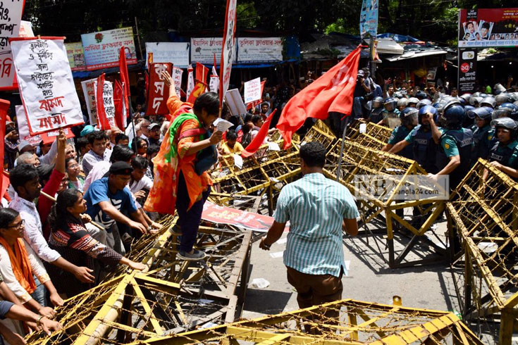 জ্বালানি তেল ও ইউরিয়া সারের বর্ধিত মূল্য প্রত্যাহার ও গণপরিবহনের ভাড়া বৃদ্ধির সিদ্ধান্ত বাতিলের দাবিতে সমাবেশ করেন বাম জোটের নেতাকর্মীরা। বিক্ষোভ মিছিলটি সাড়ে ১২টার দিকে শাহবাগ পৌঁছালে পুলিশের বাধার মুখে পড়ে। পুলিশের সঙ্গে নেতাকর্মীদের চলতে থাকে ধস্তাধস্তি। ছবি: নিউজবাংলা