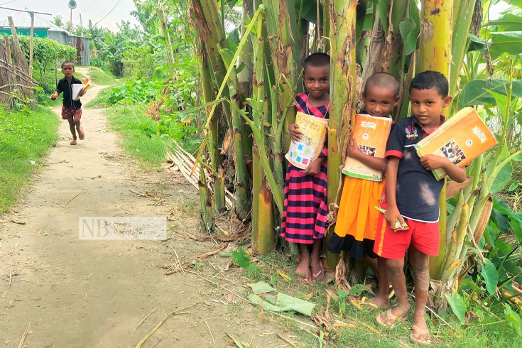 স্কুল ছুটি শেষে বাড়ি ফেরার পথে লুকোচুরি খেলছে শিশুরা। ছবিটি কুড়িগ্রাম সদরের যাত্রাপুর ইউনিয়নের ভগবতীচর এলাকা থেকে তোলা। ছবি: নাজমুল হোসেন/নিউজবাংলা