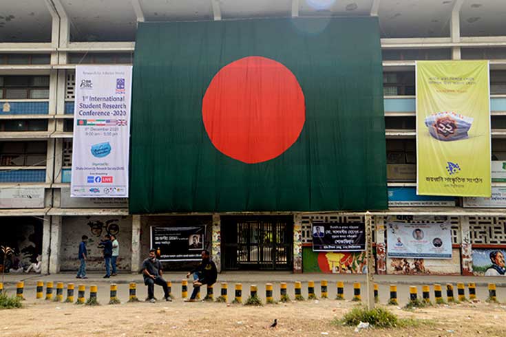 বিজয়ের মাসে ঢাকা বিশ্ববিদ্যালয়ের ছাত্র-শিক্ষক কেন্দ্রে (টিএসসি) টাঙানো হয়েছে লাল সবুজের পতাকা। ছবি: পিয়াস বিশ্বাস 