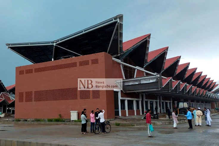 নির্ধারিত সময়ের প্রায় দুই বছর পর শেষ হতে যাচ্ছে সিলেট কেন্দ্রীয় বাস টার্মিনালের নির্মাণকাজ। ঐতিহ্য আর আধুনিকতার মিশেলে নির্মিত এই বাস টার্মিনালকে দেশের সবচেয়ে আধুনিক ও দৃষ্টিনন্দন বাস টার্মিনাল বলে দাবি করছে কর্তৃপক্ষ। ছবি: দেবাশীষ দেবু/নিউজবাংলা