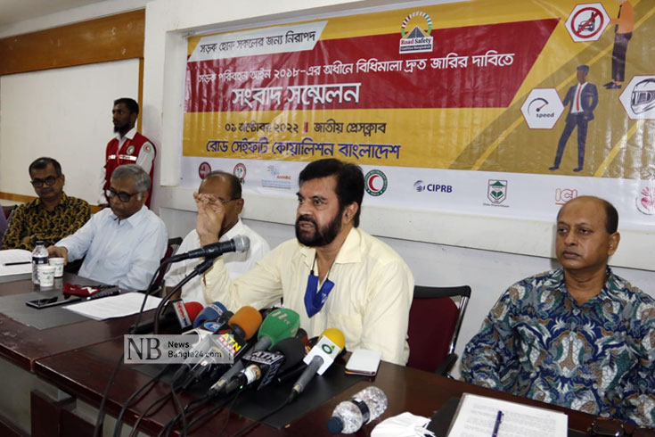 সড়ক পরিবহন আইনের অধীনে বিধিমালা দ্রুত জারি করার দাবিতে শনিবার জাতীয় প্রেস ক্লাবে সংবাদ সম্মেলন করে ‘রোড সেফটি কোয়ালিশন’। ছবি: নিউজবাংলা