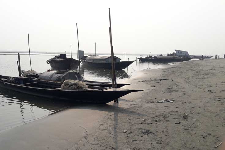 ঘাটে সারি সারি মাছ ধরার ডিঙি নৌকা। এসব নৌকা নিয়ে মাঝিরা নেমে পড়েন মাছ ধরতে যমুনার বুকে। ছবিটি গাইবান্ধার বালাসীঘাট এলাকা থেকে তুলেছেন পিয়ারুল ইসলাম। 