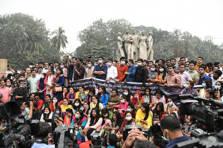 বঙ্গবন্ধুর ভাস্কর্য ভাঙচুরের প্রতিবাদে ঢাকা বিশ্ববিদ্যালয়ের রাজু ভাস্কর্যের সামনে ছাত্রলীগের বিক্ষোভ সমাবেশ। ছবি: সাইফুল ইসলাম
