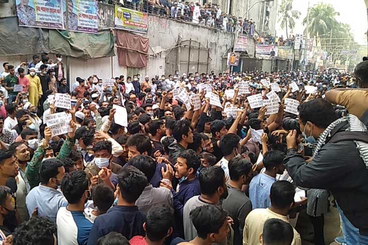 রাজধানীর ফুলবাড়িয়া  সুপার মার্কেটে  উচ্ছেদ অভিযান চালাতে গেলে ব্যবসায়ী ও কর্মচারীদের বাধার মুখে পড়ে দক্ষিণ  সিটি করপোরেশন । ছবি: সাইফুল ইসলাম