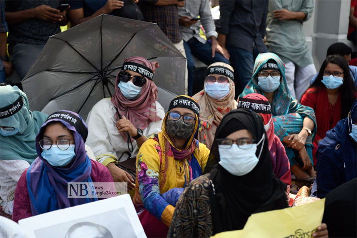 ৪০তম বিসিএস উত্তীর্ণ নন-ক্যাডার চাকরিপ্রার্থীরা মঙ্গলবার তৃতীয় দিনের মতো পিএসসির সামনে অবস্থান কর্মসূচি পালন করেন। ছবি: পিয়াস বিশ্বাস/নিউজবাংলা