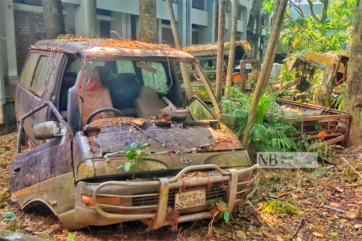 ব্রাহ্মণবাড়িয়া জেলা প্রশাসক কার্যালয়ের অভ্যন্তরে শত শত মোটরসাইকেল, প্রাইভেট কারসহ বিভিন্ন ধরনের যানবাহন অযত্ন, অবহেলা ও যথাযথ রক্ষণাবেক্ষণের অভাবে খোলা আকাশের নিচে পড়ে থেকে নষ্ট হয়েছে। ছবি: মাজহারুল করিম অভি/নিউজবাংলা