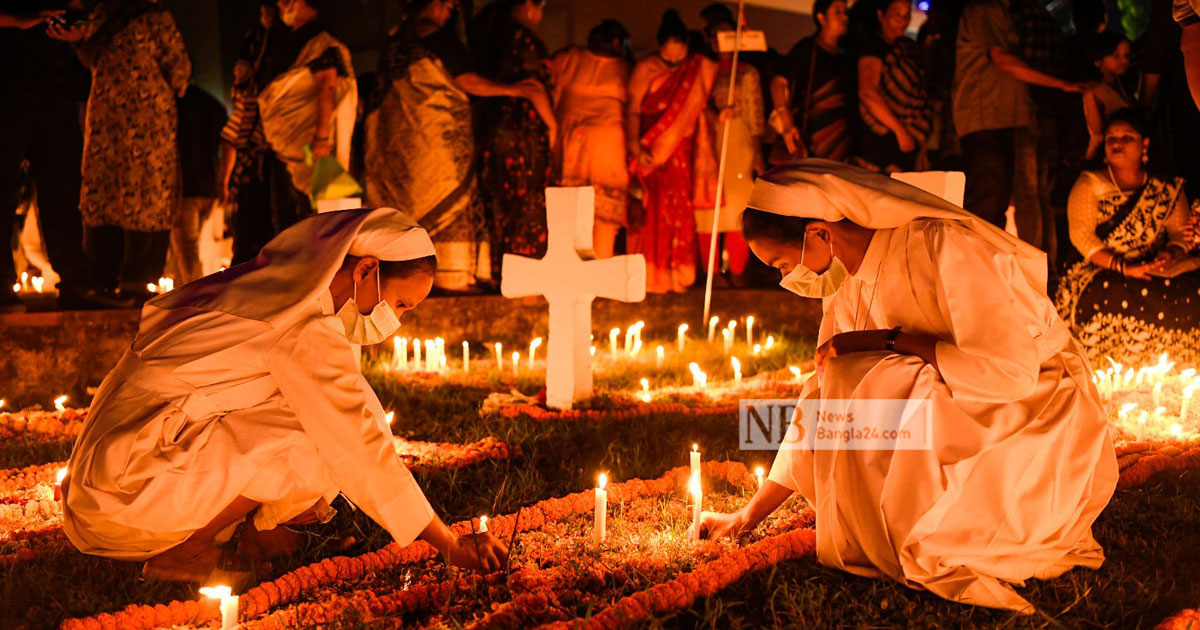 মৃত স্বজনদের আত্মার শান্তি কামনা করে খ্রিস্টান ধর্মাবলম্বীরা পালন করেছে ‘অল সোলস ডে’। ছবিটি বুধবার রাজধানীর হলি রোজারিও চার্চ থেকে তোলা। ছবি: পিয়াস বিশ্বাস