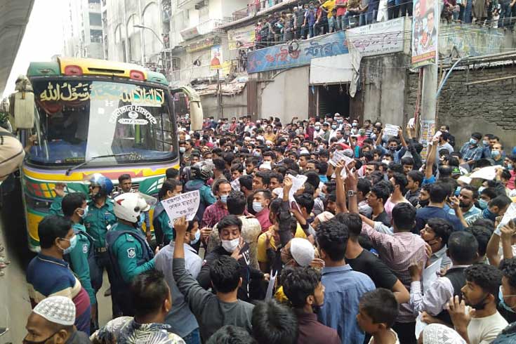 রাজধানীর ফুলবাড়িয়া  সুপার মার্কেটে  উচ্ছেদ অভিযান চালাতে গেলে ব্যবসায়ী ও কর্মচারীদের বাধার মুখে পড়ে দক্ষিণ  সিটি করপোরেশন । ছবি: সাইফুল ইসলাম