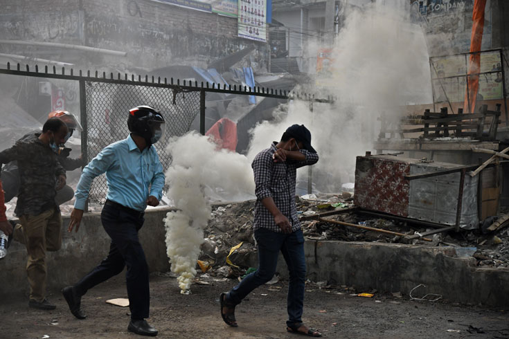 উচ্ছেদ অভিযানের এক পর্যায়ে পুলিশ টিয়ারশেল ব্যবহার করে।ছবি:সাইফুল ইসলাম   