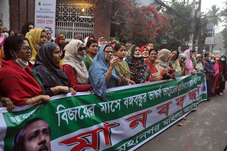  বঙ্গবন্ধুর ভাস্কর্য ভাংচুর করার প্রতিবাদে মানববন্ধন করে  চট্টগ্রাম মহানগর মহিলা আওয়ামীলীগের নেতৃবৃন্দরা। এতে প্রধান অতিথির বক্তব্য রাখেন মহিলা আওয়ামী লীগের সভাপতি হাসিনা মহিউদ্দিন। বিকালে প্রেসক্লাবের সামনে থেকে তোলা ছবি।

 
