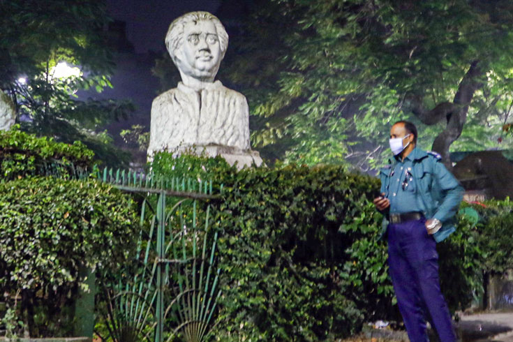 ঢাকা বিশ্ববিদ্যালয়ের স্বাধীনতা সংগ্রাম চত্বরে বঙ্গবন্ধু ভাস্কাযের সামনে পুলিশ পাহারা।ছবিটি মঙ্গলবার সন্ধ্যায় তোলা ।ছবি: সাইফুল ইসলাম 