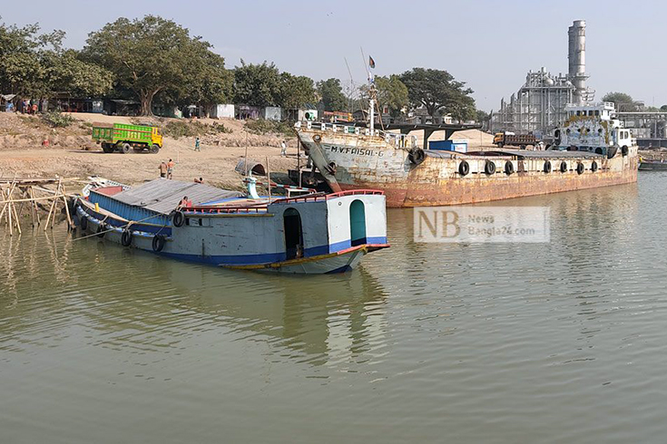 সিরাজগঞ্জের শাহজাদপুর থেকে চট্টগ্রাম ও মোংলা বন্দরমুখী নৌপথে নাব্যতা সংকট দেখা দেয়ায় পণ্যবাহী জাহাজ বাঘাবাড়ি নৌবন্দরে ভিড়ছে না। ফলে বন্দরটির ৫ শতাধিক শ্রমিক কর্মহীন হয়ে পড়েছেন। ছ‌বি: গোলাম মোস্তফা রুবেল/নিউজবাংলা