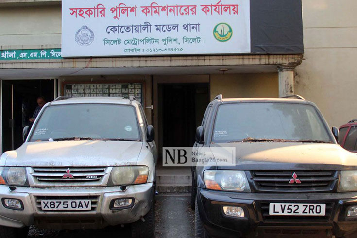 সিলেট কোতোয়ালি থানা কম্পাউন্ডে ধুলার স্তরে ঢাকা পড়ে আছে বিলাসবহুল দুটি গাড়ি। শুল্ক ফাঁকি দিয়ে ভারত হয়ে চোরাই পথে দেশে আনা মিতসুবিসি কোম্পানির এই পাজেরো জিপ দুটি  ধরা পড়ার পর থেকে থানা প্রাঙ্গণে খোলা আকাশের নিচে পড়ে আছে ৯ বছরের বেশি সময় ধরে। ছবি: দেবাশীষ দেবু/নিউজবাংলা
