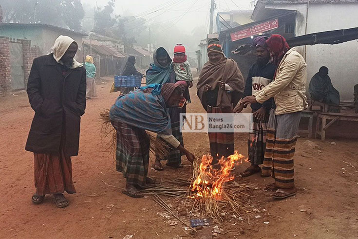 পৌষের হাড় কাঁপানো শীতে কাপছে চুয়াডাঙ্গা। মৃদু শৈত্যপ্রবাহে বেড়েছে শীতের তীব্রতা। ঘন কুয়াশা ও হিমেল হাওয়ায় বিপর্যস্ত হয়ে পড়েছে এখানকার জনজীবন। ছবি: জহির রায়হান সোহাগ/নিউজবাংলা