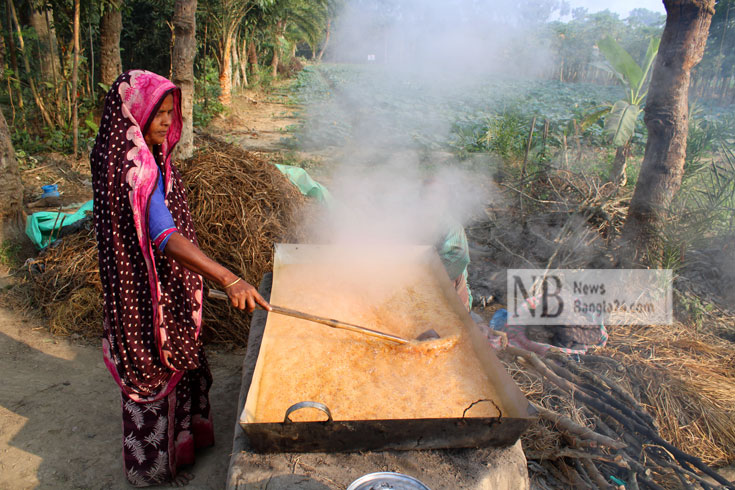 শীতের সকালে খেজুর রস জ্বালিয়ে গুড় তৈরি করা হচ্ছে। ছবিটি চুয়াডাঙ্গা সদর উপজেলার গাড়াবাড়িয়া গ্রাম থেকে তুলেছেন জহির রায়হান সোহাগ