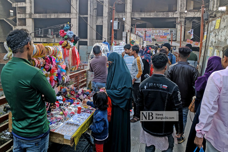 ঢাকার দুই সিটি কর্পোরেশন কর্তৃপক্ষ একাধিকবার রাজধানীর ফুটপাত, ফুটওভার ব্রিজ ও রাস্তা দখল মুক্ত করতে বিভিন্ন সময় বিভিন্ন স্থানে অভিযান পরিচালনা করলেও দৃশ্যপট কার্যত পাল্টায়নি। রাজধানীর কাজী নজরুল ইসলাম এভিনিউ এলাকার ফুটওভার ব্রীজটি হকারদের দখলে থাকায় পথচারীদের হাঁটাচলায় নানা ভোগান্তি পোহাতে হয়। ছবি: পিয়াস বিশ্বাস/নিউজবাংলা
