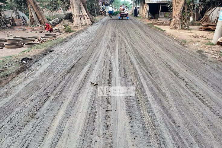ফরিদপুরের বোয়ালমারী উপজেলার মাঝকান্দি-ভাটিয়াপাড়া সড়কটি ইটভাটার মাটিবাহী গাড়ির চলাচলের কারনে যেনো কাঁচা মাটির রাস্তায় পরিণত হয়েছে। সড়কের উপরে চলন্ত গাড়ি হতে পড়ে থাকা মাটি বৃষ্টির পানিতে ভিজে একাকার হয়ে যায়। এরপর বিভিন্ন যানবাহন চলাচলের সময় সেগুলো পিচ্ছিল মৃত্যুফাঁদে পরিণত হয়। ছবি: মাহবুব পিয়াল/নিউজবাংলা