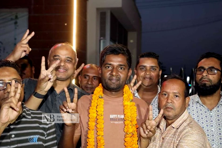 ডিজিটাল নিরাপত্তা আইনের মামলায় চার দিন কারাগারে থাকার পর সোমবার জামিনে মুক্তি পেয়েছেন প্রথম আলোর সাংবাদিক শামসুজ্জামান শামস। ছবিটি কেরানীগঞ্জ ঢাকা কেন্দ্রীয় কারাগারের সামনে থেকে তোলা। ছবি: নিউজবাংলা
