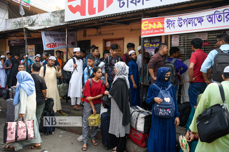 টানা তাপদাহের মধ্যে তীব্র গরমকে সঙ্গী করেই স্বজনদের সঙ্গে ঈদ করতে বাড়ি ফিরছে মানুষ। ছবিটি বুধবার মহাখালী বাস টার্মিনাল থেকে তোলা। ছবি: পিয়াস বিশ্বাস/নিউজবাংলা
