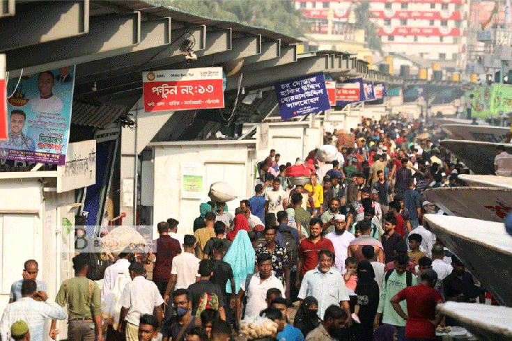 ঈদুল ফিতর উপলক্ষে সরকারি ছুটি শুরুর দিন বুধবার অবশেষে সদরঘাট লঞ্চ টার্মিনালে যাত্রী সংকটে ভোগা দক্ষিণাঞ্চলের লঞ্চগুলোতে যাত্রীচাপ বাড়তে শুরু করেছে। হাজার হাজার যাত্রীবোঝাই করে দক্ষিণাঞ্চলের লঞ্চগুলো ঘাট ছেড়ে যাচ্ছে। ছবি: নিউজবাংলা