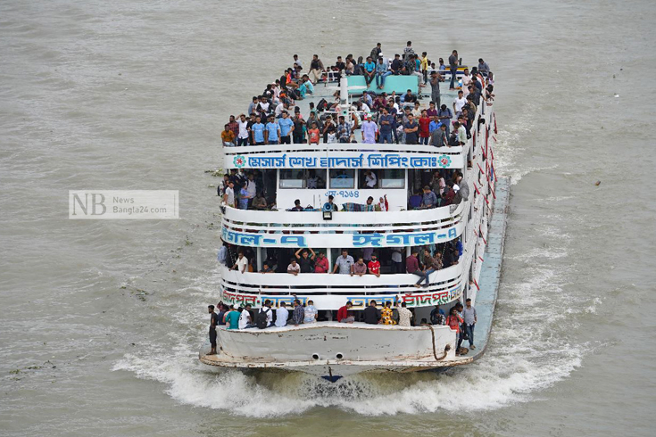 প্রিয় মানুষের সঙ্গে ঈদের আনন্দ ভাগাভাগি করতে লঞ্চে করে রাজধানী ছাড়ছে নগরবাসী। বুড়িগঙ্গা নদী, পোস্তাগোলা, ঢাকা। ছবি: নিউজবাংলা
