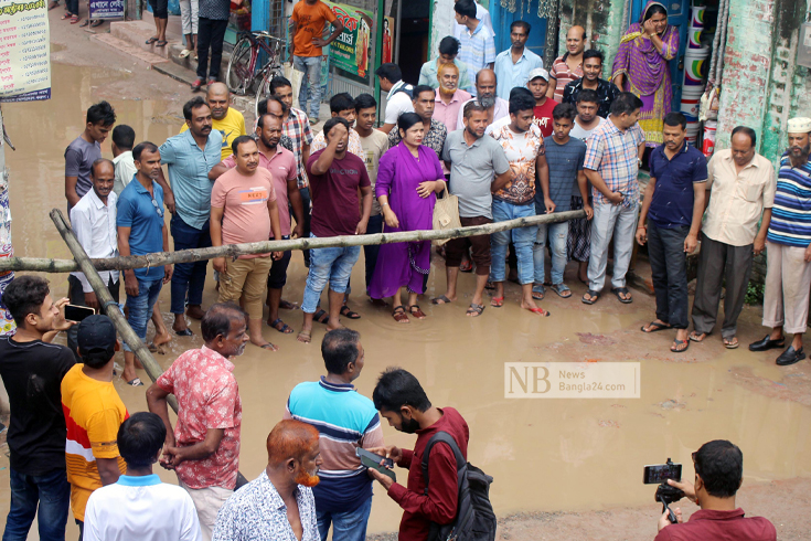 দীর্ঘদিন সংস্কারের অভাবে জলাবদ্ধতার ভোগান্তিতে এলাকাবাসী। জলাবদ্ধতা নিরসনের দাবীতে বৃহস্পতিবার দিনাজপুর শহরের মালদহপট্টির সাধনার মোড়ে বিক্ষোভ করেন ব্যবসায়ীরা। ছবি: কুরবান আলী/নিউজবাংলা 
