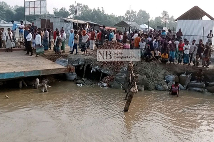 কুড়িগ্রামের রৌমারী ঘাটে থাকা পল্টুনের র‌্যামের নিচে মাটি ভেঙে যাওয়ায় সাময়িকভাব ফেরি চলাচল বন্ধ রয়েছে। ছবি: নিউজবাংলা
