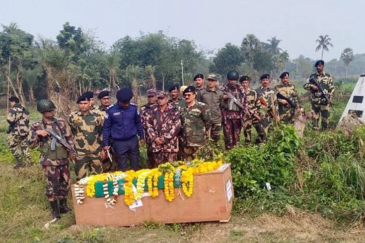বর্ডার গার্ড বাংলাদেশের (বিজিবি) সদস্য রইস উদ্দিনের মরদেহ ফেরত দিয়েছে ভারতীয় সীমান্তরক্ষী বাহিনী (বিএসএফ)। যশোরের বেনাপোলের ধান্যখোলা সীমান্তে সোমবার বিএসএফের গুলিতে নিহত হন তিনি। ভারতের গাঙ্গুলিয়া পাড়া সীমান্তে বুধবার সকাল সোয়া ১০টার দিকে বিজিবির অধিনায়ক ও সহকারী পরিচালক মাসুদ রানার কাছে তার মরদেহ হস্তান্তর করে বিএসএফ। ছবি: নিউজবাংলা