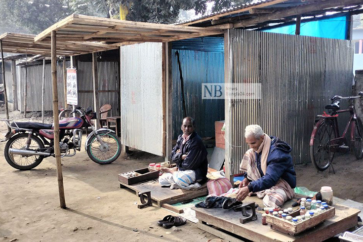 সড়ক ও জনপথের জমিতে দরিদ্র ব্যবসায়ীদের উচ্ছেদ করে অস্থায়ী দোকান ঘর তুলে দেয়া হচ্ছে বরাদ্দ। সদর উপজেলার সালন্দর চৌধুরী হাট বাজার এলাকা, ঠাকুরগাঁও। ছবি: এম এস রানা/নিউজবাংলা 

