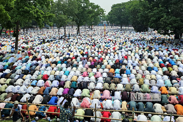 কিশোরগঞ্জের শোলাকিয়ায় স্মরণকালের বৃহত্তম ঈদুল ফিতরের জামাত অনুষ্ঠিত হয়েছে। উপমহাদেশের অন্যতম বৃহত্তম ও প্রাচীন এ ঈদগাহে এবার অনুষ্ঠিত হয়েছে ১৯৭তম ঈদুল ফিতরের জামাত। এবার অন্তত চার লাখ মুসল্লি ঈদুল ফিতরের নামাজ আদায় করেছেন বলে ধারণা করছেন স্থানীয়রা। ছবি: নিউজবাংলা

