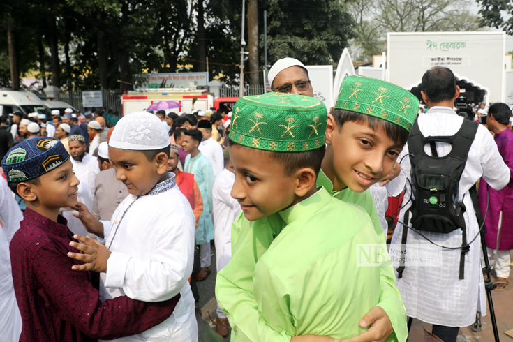 জাতীয় ঈদগাহে পবিত্র ঈদুল ফিতরের নামাজের পর ঈদের কোলাকুলি করছে  শিশুরা। ছবি: নিউজবাংলা