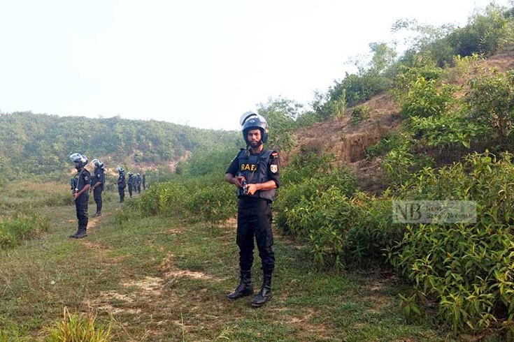 কক্সবাজারের উখিয়ায় রোহিঙ্গা ক্যাম্প সংলগ্ন গহীন পাহাড়ে রোহিঙ্গাদের সন্ত্রাসী গোষ্ঠী আরাকান রোহিঙ্গা স্যালভেশন আর্মির (আরসা) আস্তানার সন্ধান মিলেছে। সেখানে বুধবার টানা ৬ ঘণ্টার অভিযানে অস্ত্র, গ্রেনেড ও রকেট সেলসহ দুই সন্ত্রাসীকে আটক করেছে র‍্যাপিড অ্যাকশন ব্যাটালিয়ন-র‌্যাব। ছবি: নিউজবাংলা