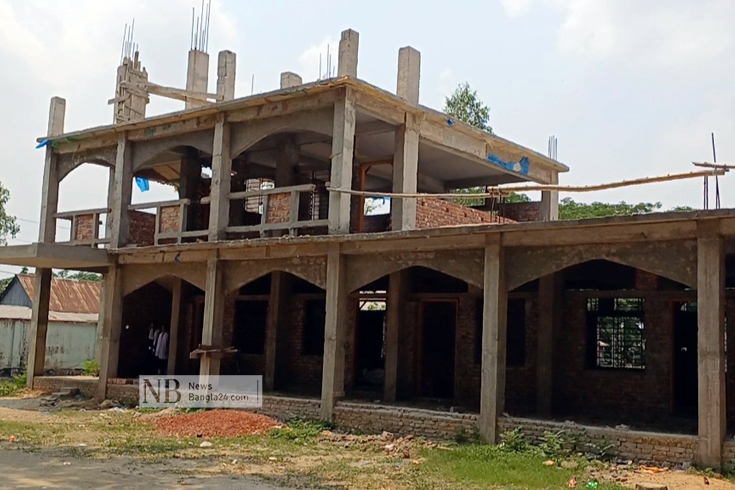 মুন্সীগঞ্জের সিরাজদিখানে ঠিকাদারের গাফলতিতে চার বছরেও শেষ হয়নি লতব্দী মাধ্যমিক বিদ্যালয়ের ভবন নির্মাণ কাজ। পুরাতন ভবন ও কক্ষ সংকটের কারণে ব্যাহত হচ্ছে পাঠদান কার্যক্রম। এতে চরম ভোগান্তি পোহাচ্ছেন শিক্ষার্থী ও শিক্ষকরা। ছবি: নিউজবাংলা

