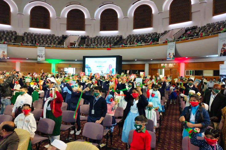 শিক্ষা মন্ত্রণালয় এবং প্রাথমিক ও গণশিক্ষা মন্ত্রণালয়ের আয়োজনে প্রাথমিক ও মাধ্যমিক স্তরে ২০২১ শিক্ষাবর্ষে বিনামূল্যে পাঠ্যবই বিতরণ কার্যক্রমের উদ্বোধন হয়েছে। ছবিটি বৃহস্পতিবার সকালে বঙ্গবন্ধু আন্তর্জাতিক সম্মেলন কেন্দ্র থেকে তোলা। ছবি: নিউজবাংলা