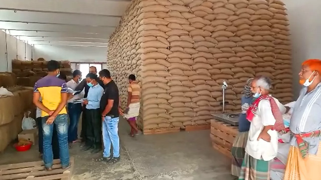 অবৈধভাবে মজুত রাখা চাল উদ্ধার
