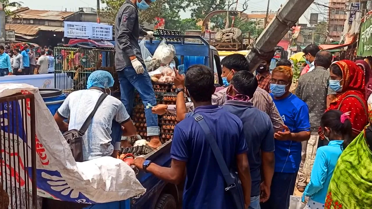 ভ্রাম্যমান বাজারে চলছে খাদ্য সামগ্রী বিক্রয়