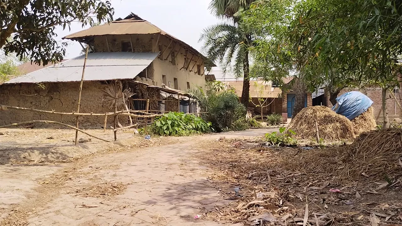 তিনতলা মাটির ঘর