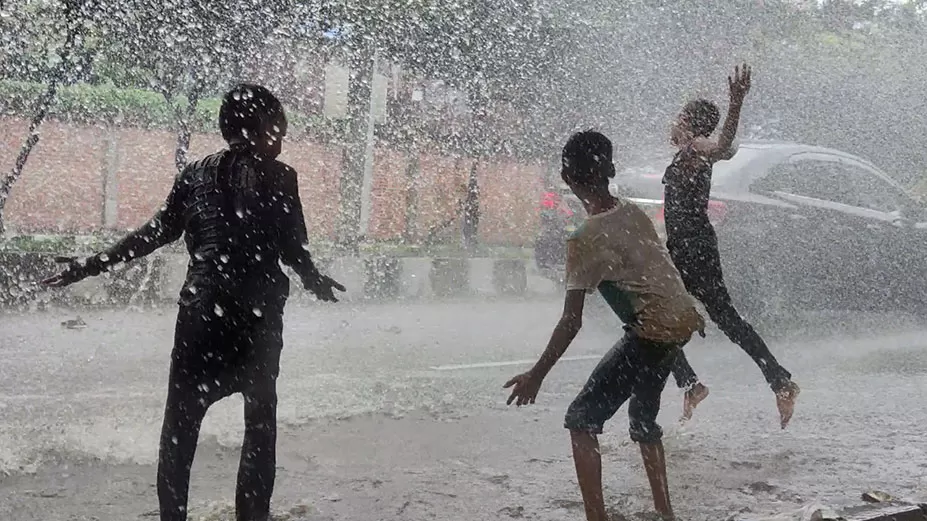 জমে থাকা পানিতে শিশুদের উচ্ছ্বাস 