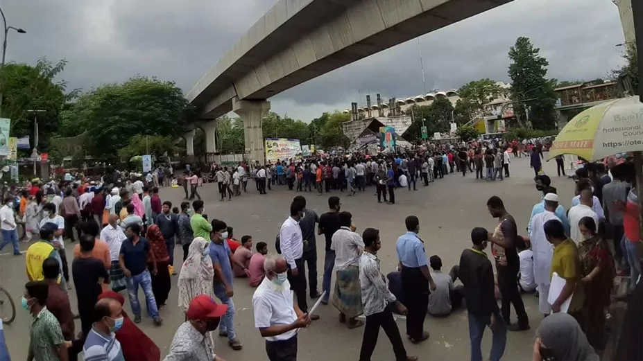 মণ্ডপে হামলাকারীদের শাস্তির দাবিতে শাহবাগে অবরোধ