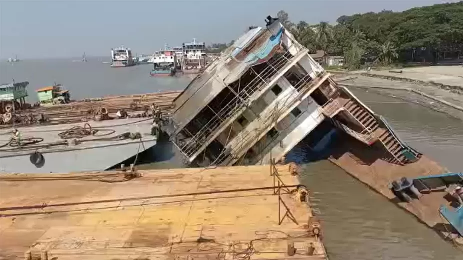 কাত হয়ে ডুবে যাওয়া আমানত শাহ ফেরি উদ্ধারকাজ