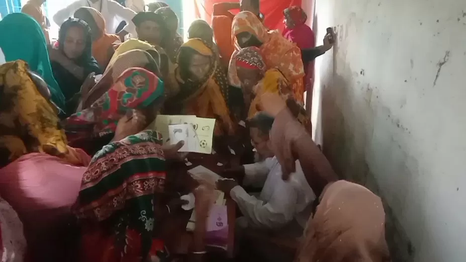 নারী ভোটাদের ভিড়ে কেন্দ্র বেসামাল, দীর্ঘ অপেক্ষায় ক্ষোভ